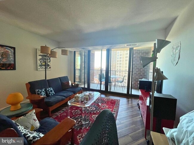 Building Photo - 1420 Locust St Unit 14D Rental