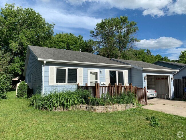 Building Photo - 3 Bed, 2 Bath Home in North Fargo with a F...