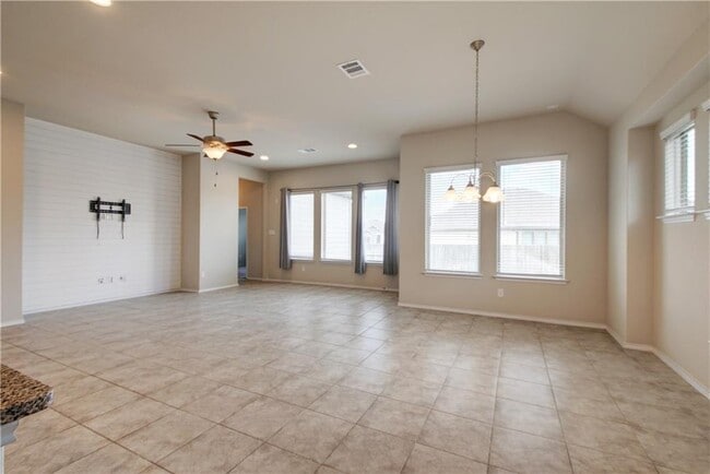 Photo - 104 Finley St