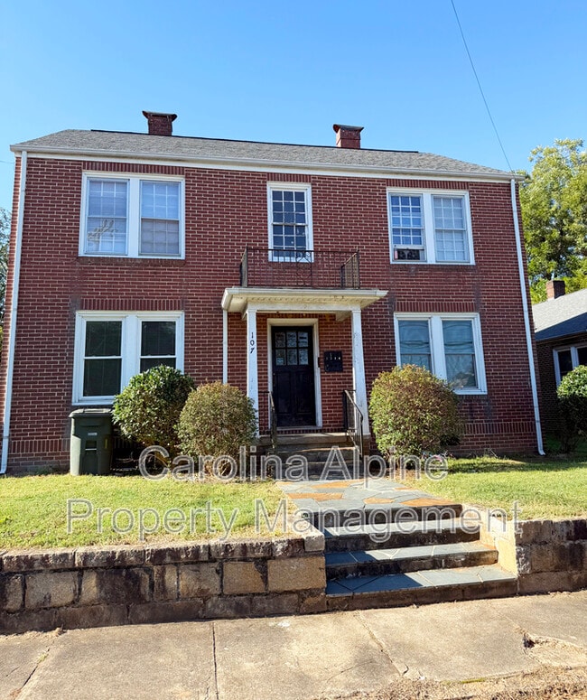 Building Photo - 107 Elm St