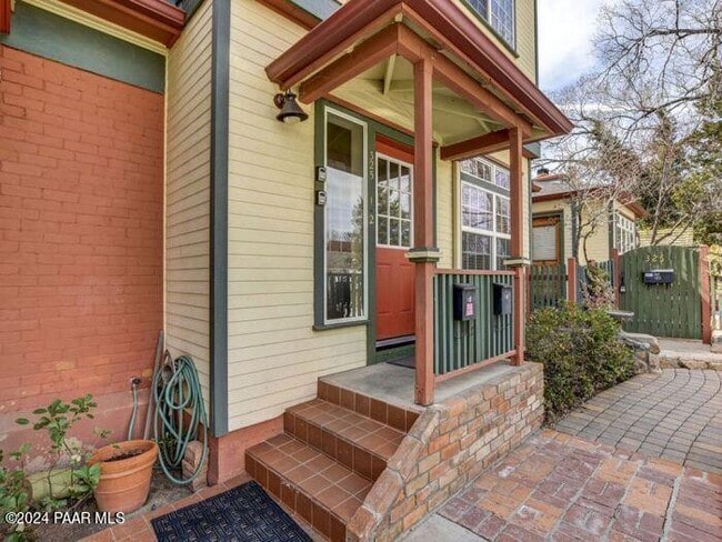 Photo - 325 E Union St