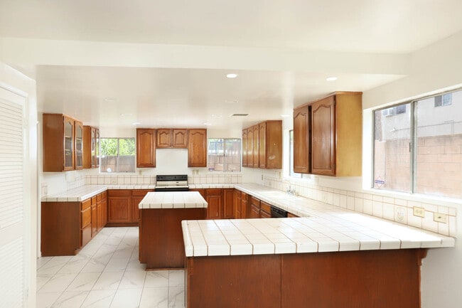 Photo - 2912 Acresite St