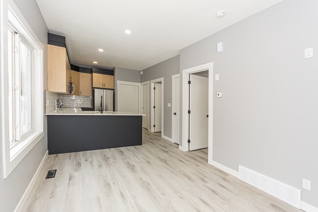 Photo - 11547 St Albert Trail NW Unité Upper-11547