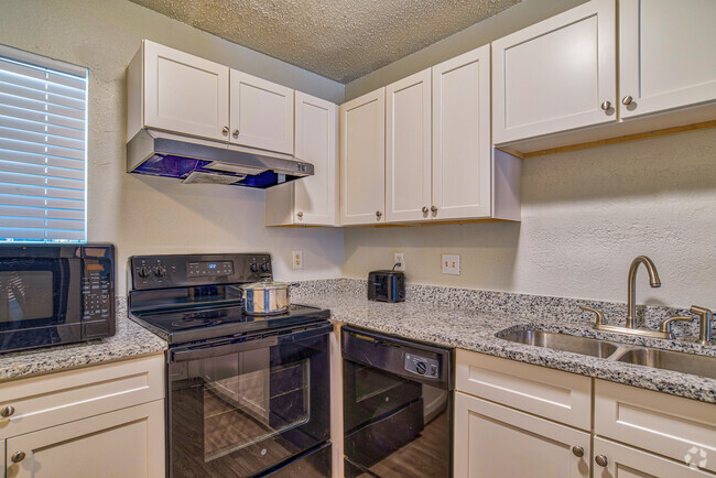 Granite counters in kitchen - Towne West Manor Rental