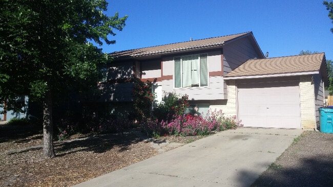 Building Photo - 825 Gallup Rd