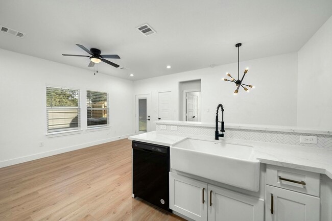 Photo - 7205 Tippett St