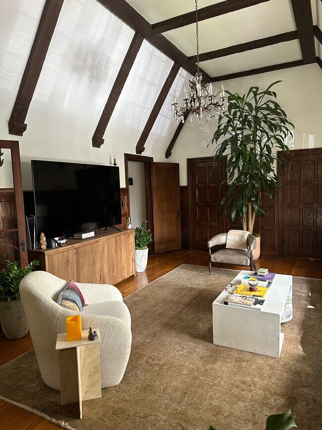 333-6 Ángulo de sala de estar - 333 N Sycamore Ave