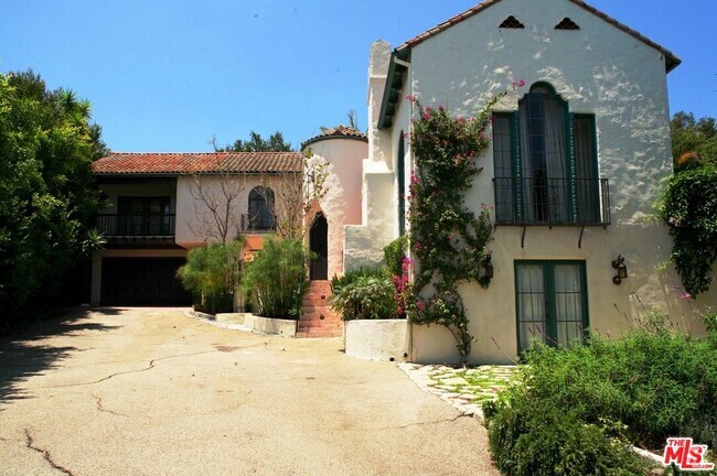 Building Photo - 2243 E Live Oak Dr Rental
