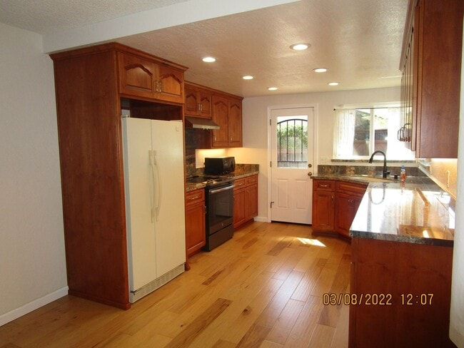 Photo - 2827 Owens St