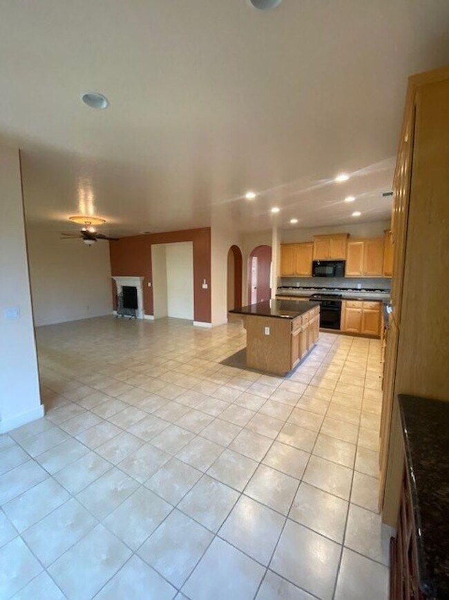 Photo - Nice and Spacious home in Great North West...