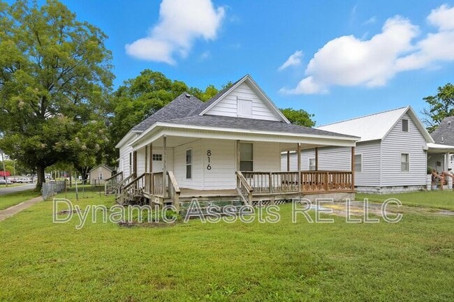 Photo - 816 W 3rd St