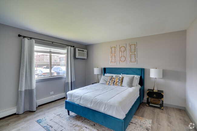 2BR, 2BA - 800SF - 1ST Bedroom