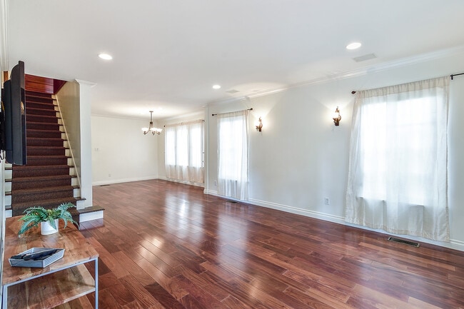 Vista del salón/comedor desde la entrada. - 8459 W 4th St