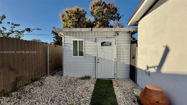 Building Photo - 12435 SW 42nd St Unit 1