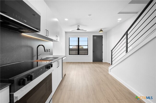 Photo - 634 Central Pkwy Unidad 1114