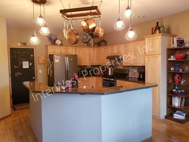 Photo - Large 3 Bed 2.5Ba Vancouver Beauty W/ Gas Fireplace, Dog Run, Fenced Yard & So Much More!