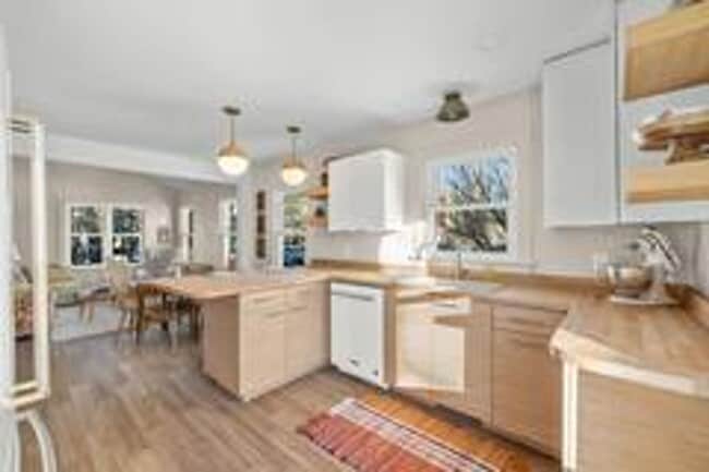 Building Photo - Stunning 4BR/2BA Home in Prime West End Lo...
