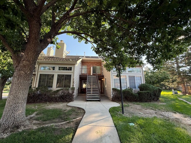 Building Photo - Bright & Spacious Main Floor Condo in Aurora