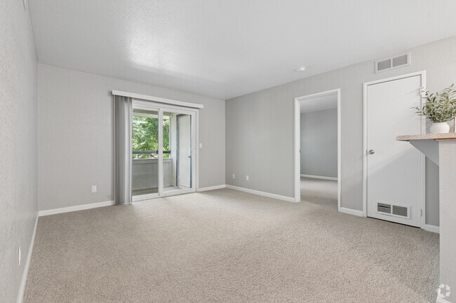 2BR, 2BA - 927SF - Living Room