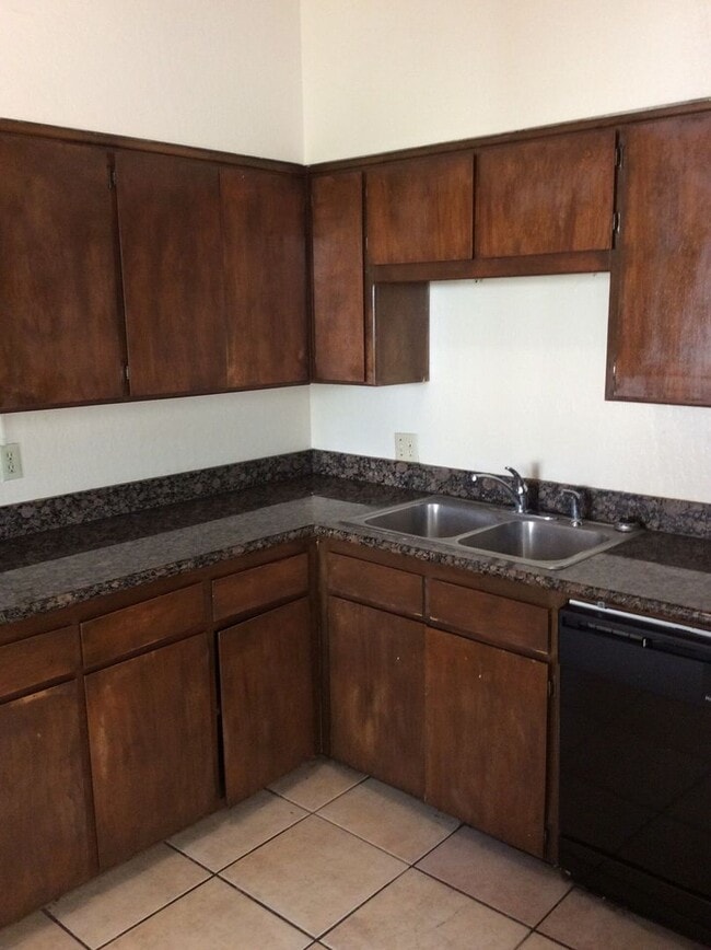 Photo - 824 W 1st St