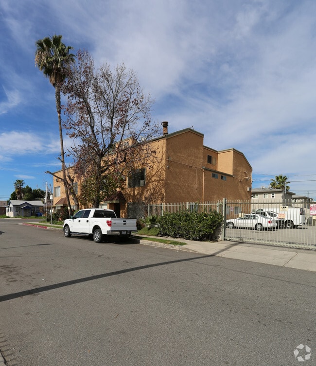 5708 Tujunga Ave