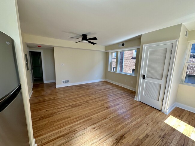HERMOSOS PISOS DE MADERA - 6252 Southwood Ave.