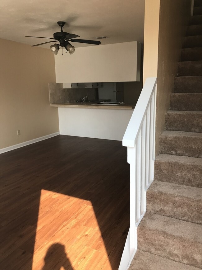 Building Photo - Perfect Townhouse Within Walking Distance to FSU