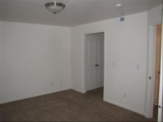 27 W Main St