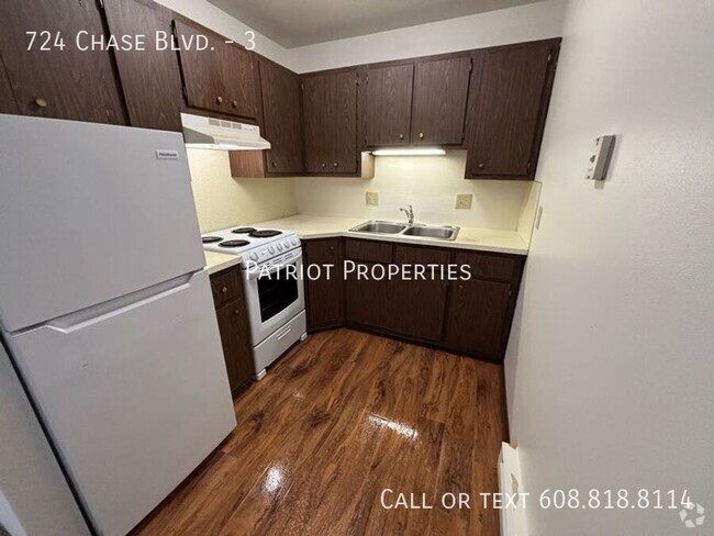 Building Photo - 1 bedroom/ 1 bath apartment in Sun Prairie... Unit 3