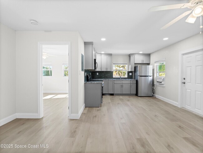 Photo - 101 Deland Ave Unidad 4