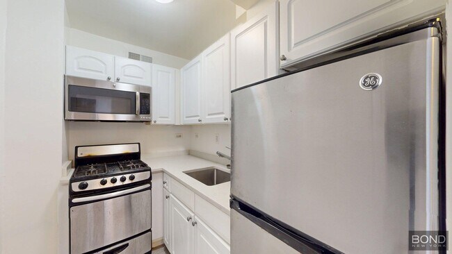 Building Photo - 220 E 63rd St Unit 12L Rental