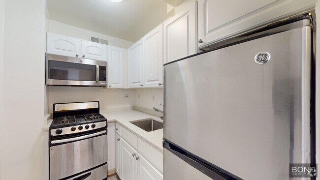 Building Photo - 220 E 63rd St Unit 12L Rental