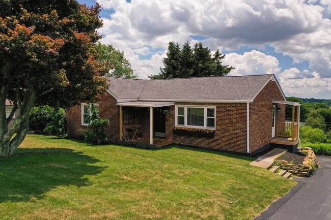 Charming 3-Bedroom, 2-Bath Single-Family H... - Charming 3-Bedroom, 2-Bath Single-Family H... House