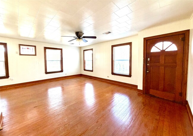 Building Photo - 1104 Marie St