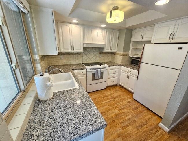 Building Photo - Beautiful Two Bedroom Two Bath Home