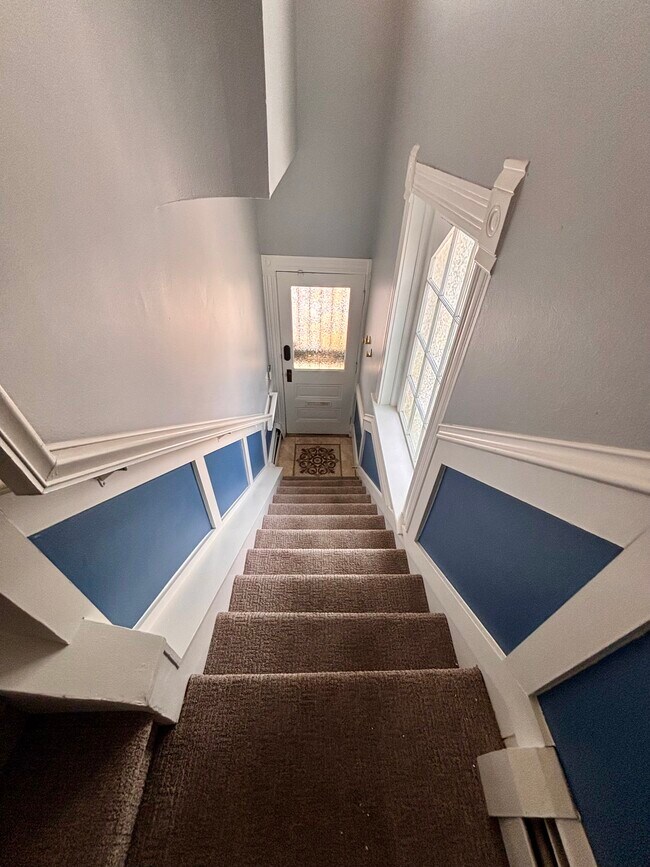 Entry stairwell - 1400 N Humboldt St Unit B