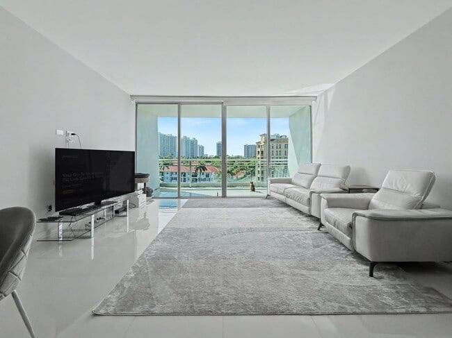 Photo - 2950 NE 188th St