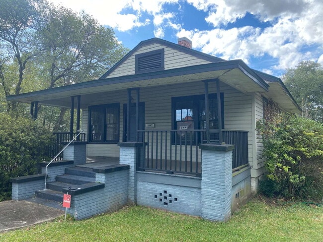 Gorgeous 2 Bedroom 1 Bathroom Single Family Home Located in the Heart of Midtown! Includes Hardwo...