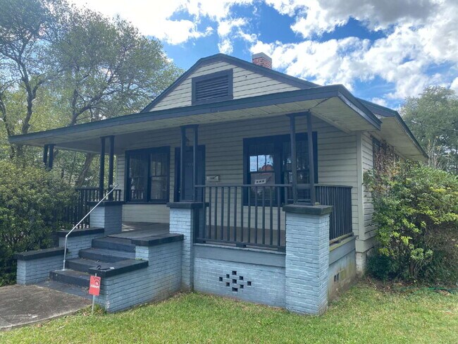 Photo - Gorgeous 2 Bedroom 1 Bathroom Single Family Home Located in the Heart of Midtown! Includes Hardwo...