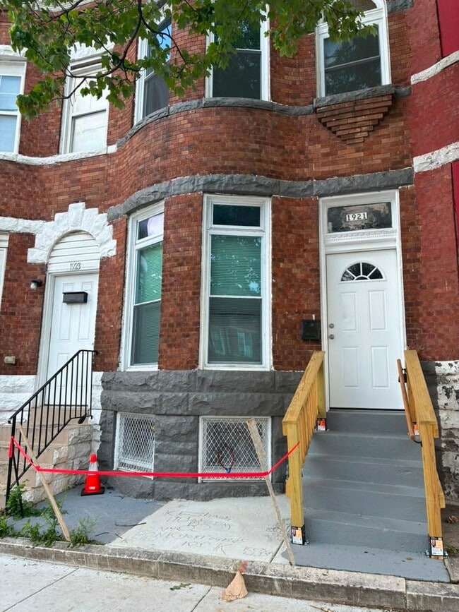 Building Photo - 1921 N Fulton Ave