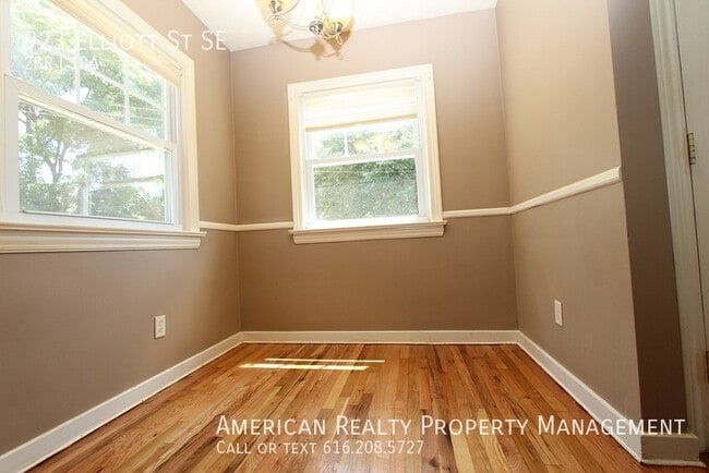 Photo - 923 Elliott St SE