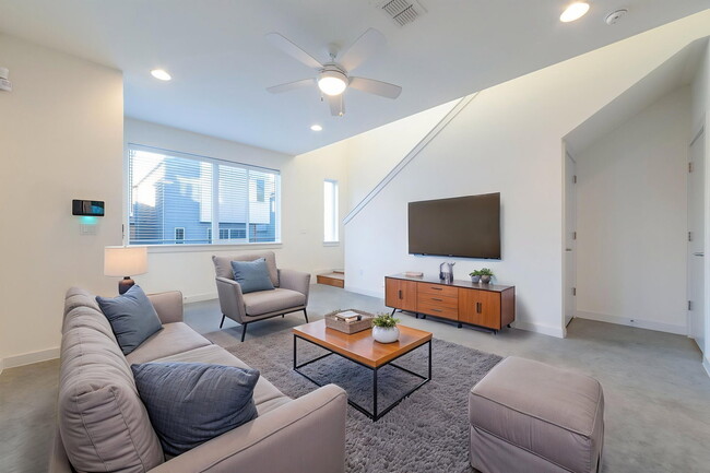 Photo - 801 N Bluff Dr