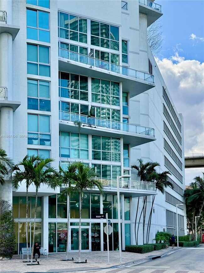 Building Photo - 90 SW 3rd St Unit TH300A