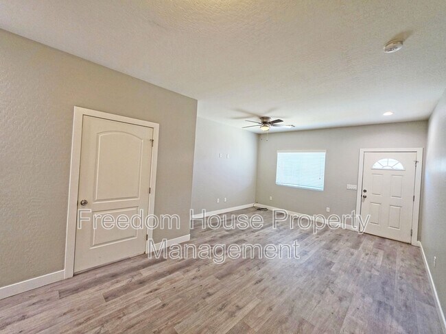 Photo - 1121 Sixshooter Ave