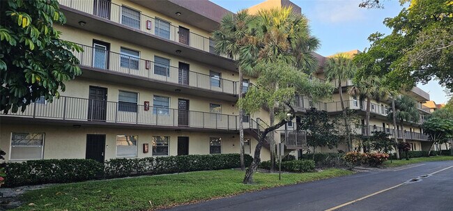 Building Photo - 3321 NW 47th Terrace Unit 125