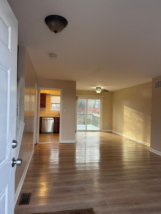 Recently Renovated 2 Bed 1 Bath Ready To M... - Recently Renovated 2 Bed 1 Bath Ready To M... House