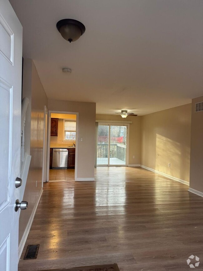 Building Photo - Recently Renovated 2 Bed 1 Bath Ready To M... Rental