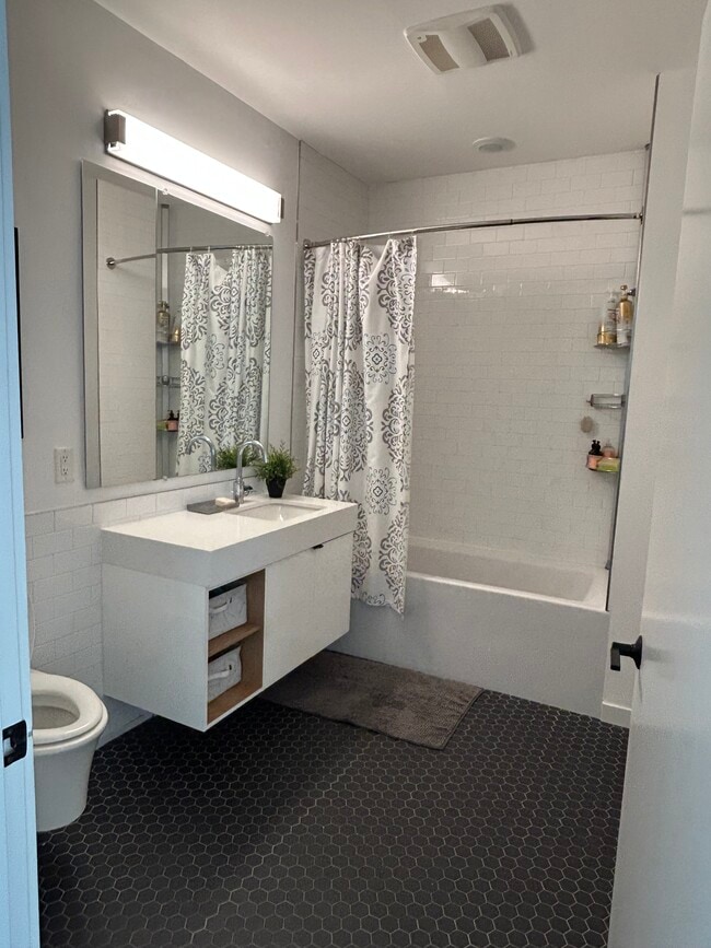 Very spacious bathroom - 57 N St NW Unit 321