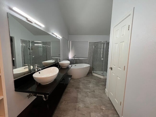 Custom 3 bedroom home with master bedroom ... - Custom 3 bedroom home with master bedroom ...