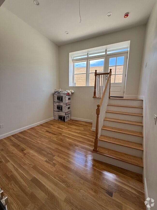Building Photo - 2 Blossom St Rental